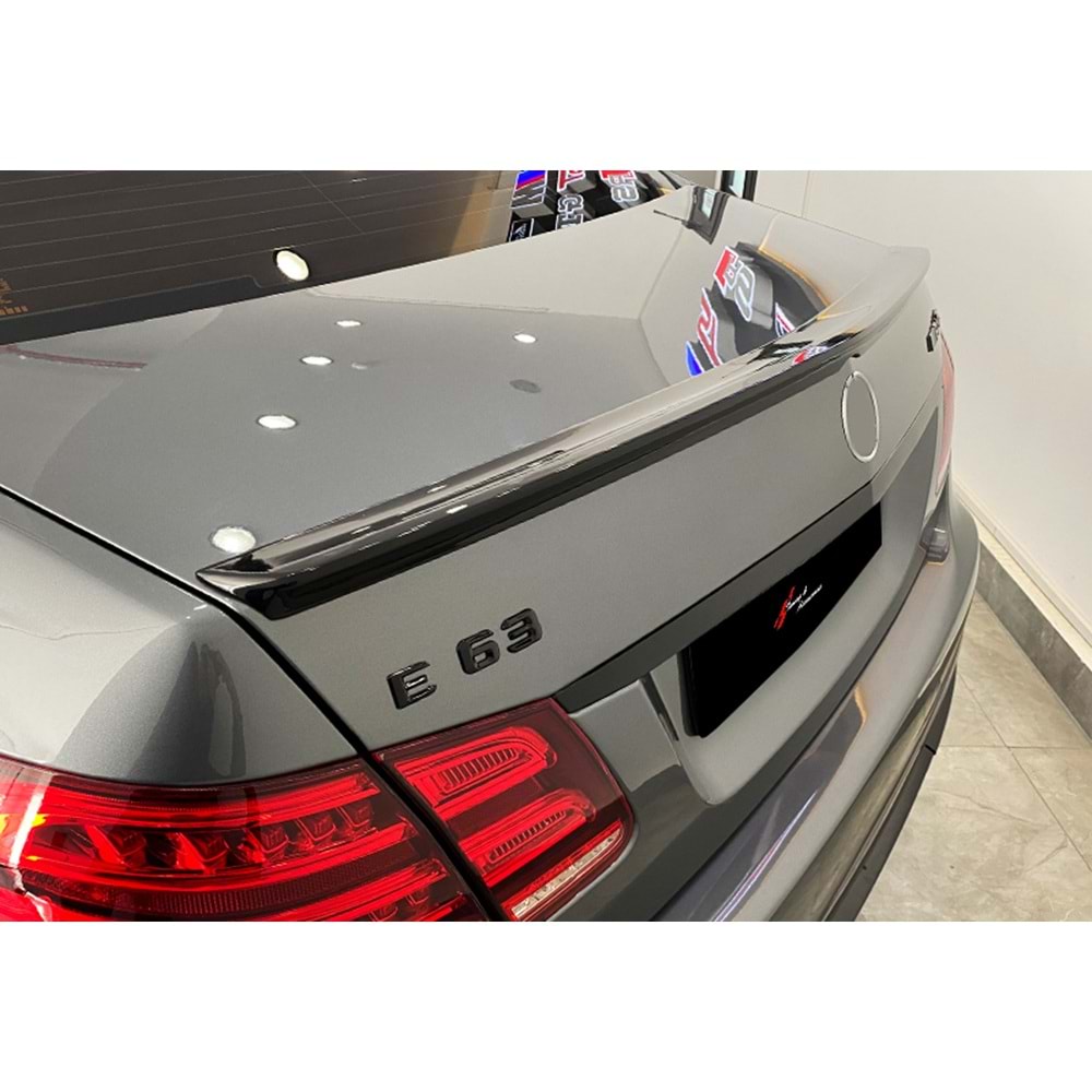 W212 Sedan Rear Trunk AMG Spoiler Piano Black ABS / 2009-2016